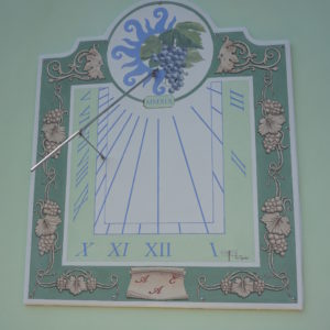 Meridiana affrescata su pannello ancorato alla parete. Frescoed sundial on panel anchored to the wall